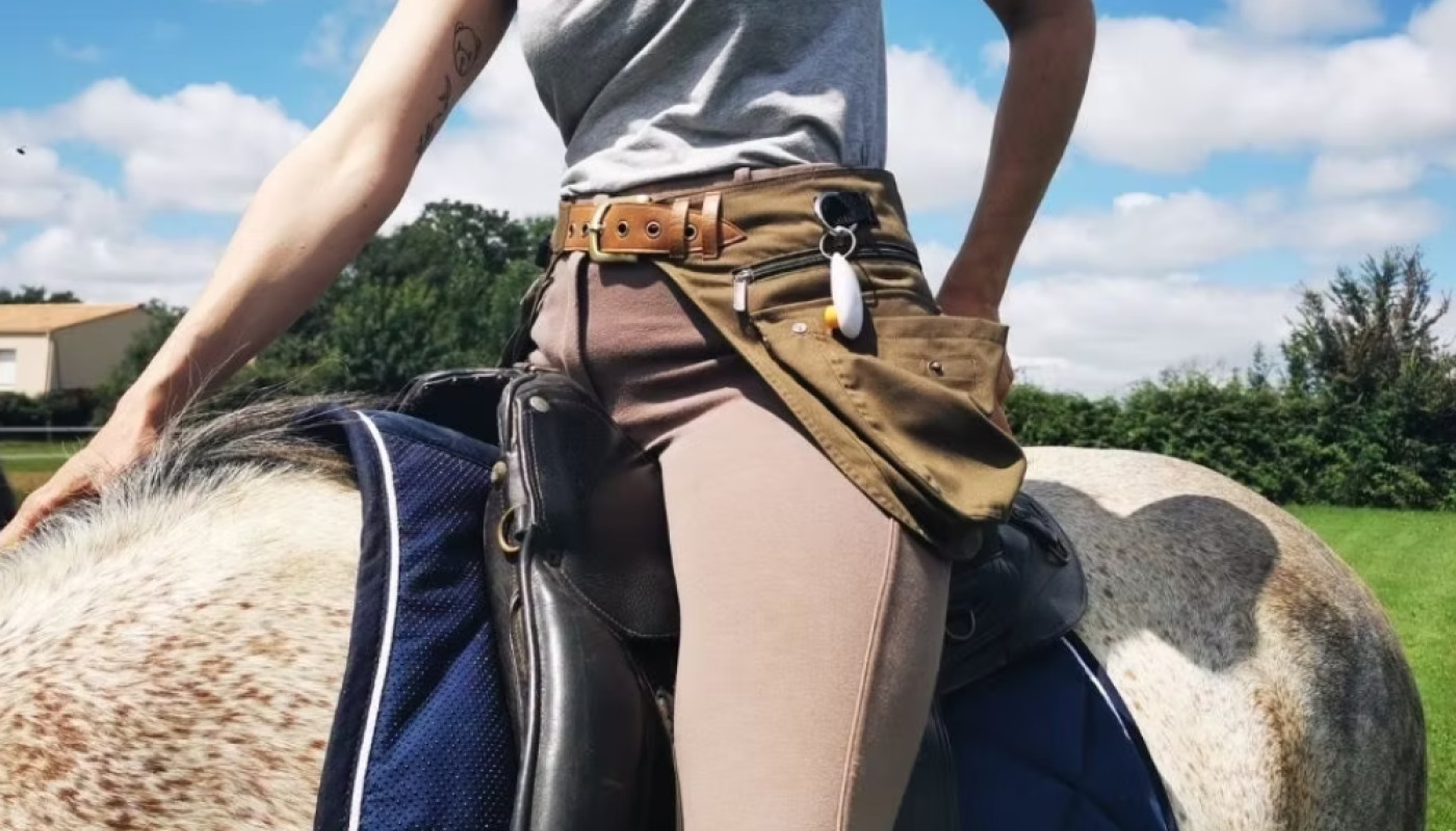 La sacoche ceinture, l’accessoire dont tout le monde parle en 2025